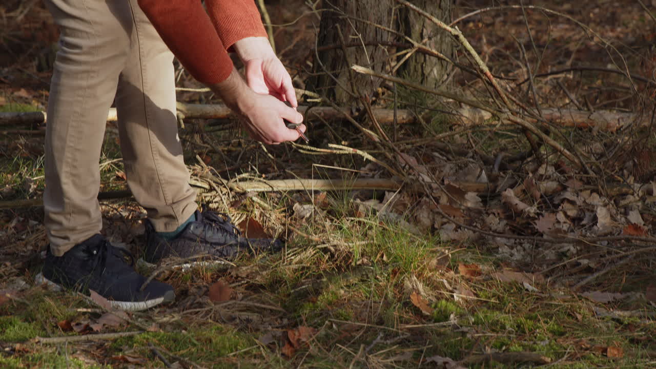 지나가는 관광객, 운이 좋은 날 또는 범죄 증거가 발견한 숲에서 잃어버린 자동차 키
