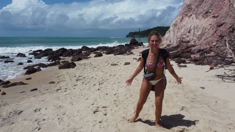 hermosa chica bailando en la playa brasileña