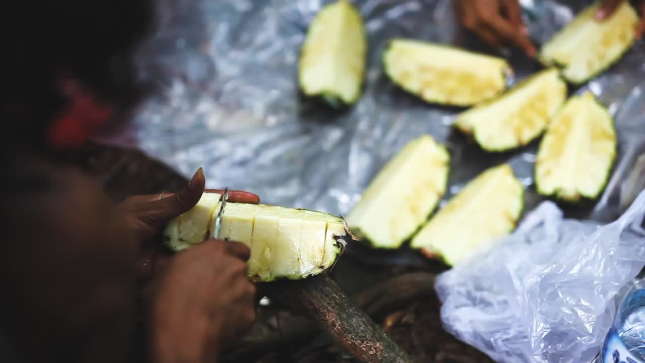 정글에서 파인애플을 잘라내는 남자, 높은