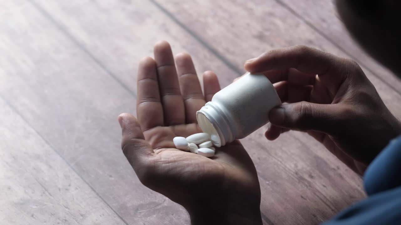 persona que toma un medicamento