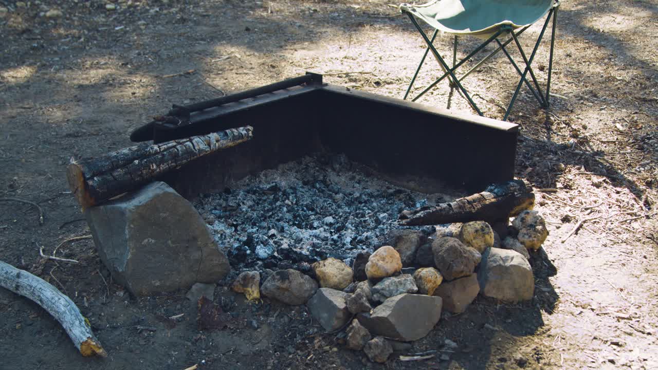 의자 옆 캠프 파이어의 재