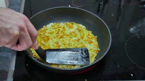 Male-Cooks-Hasch-Browns-Rösti-Kochen