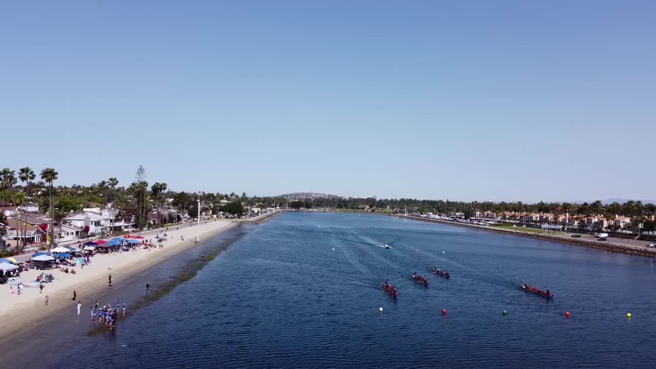 carreras de botes de dragón en el canal de agua
