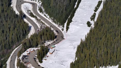 estación de esquí de montaña de ciprés nevado y pendiente - vista aérea soleada