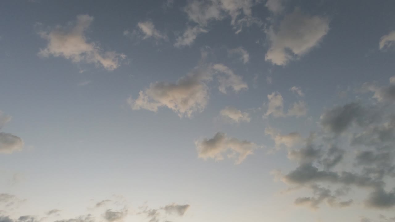 황금빛의 빛 광선, 불꽃, 보케, 빛 빛, 부풀어오르는 은 회색 구름을 가로질러 빛나는 빛.