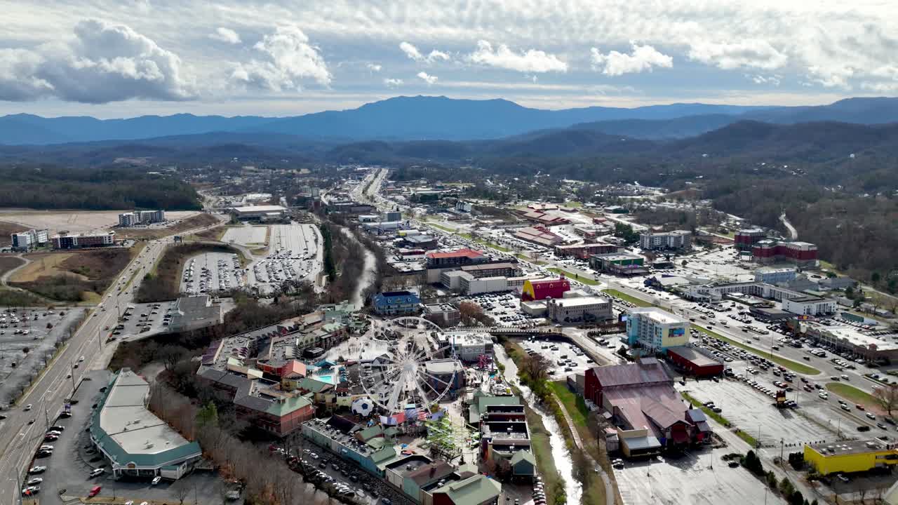 테네시 주 듀브 포지 (pigeon forge) 를 내려다보는 높은 공중