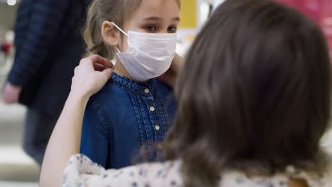 Video-De-Madre-Poniéndole-Una-Máscara-Protectora-A-Su-Hija.