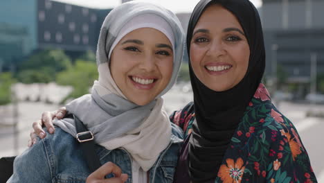 retrato en primer plano de una madre y una hija felices sonriendo un abrazo alegre en la ciudad urbana con el pañuelo tradicional musulmán hajib disfrutando del estilo de vida