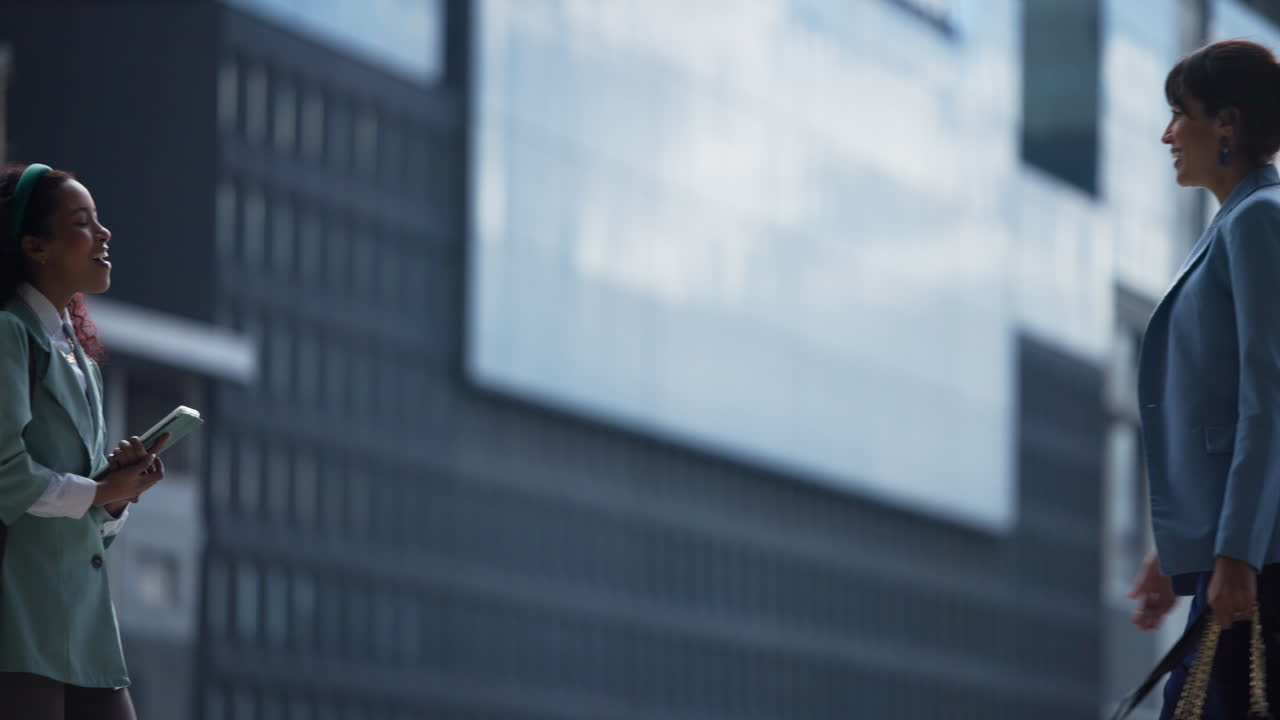Geschäftsfrauen, die sich in einer Unternehmensumgebung die Hände schütteln