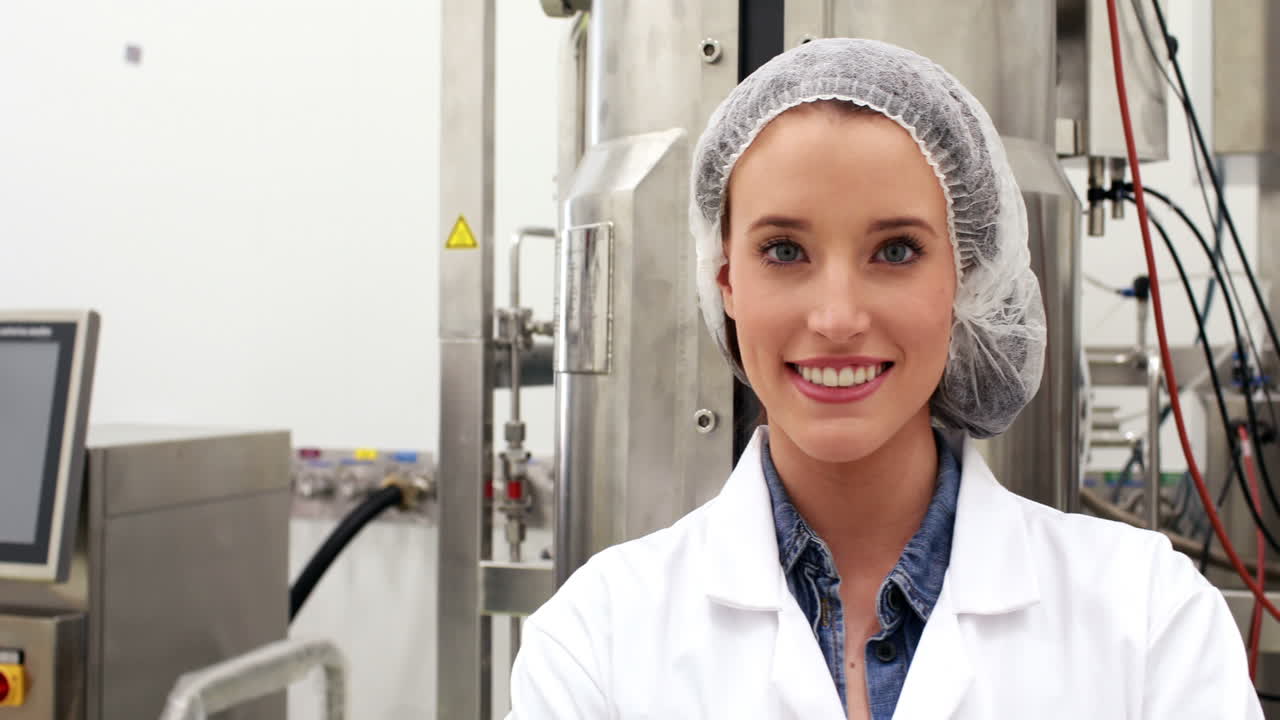 Cervecero sonriendo a la cámara