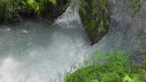 Kleiner-Wasserfall-In-Einen-Wald-In-Den-Italienischen-Alpen-Zeitlupe-100fps