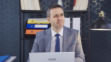 hombre de negocios confiado y exitoso pensando positivamente en su oficina.