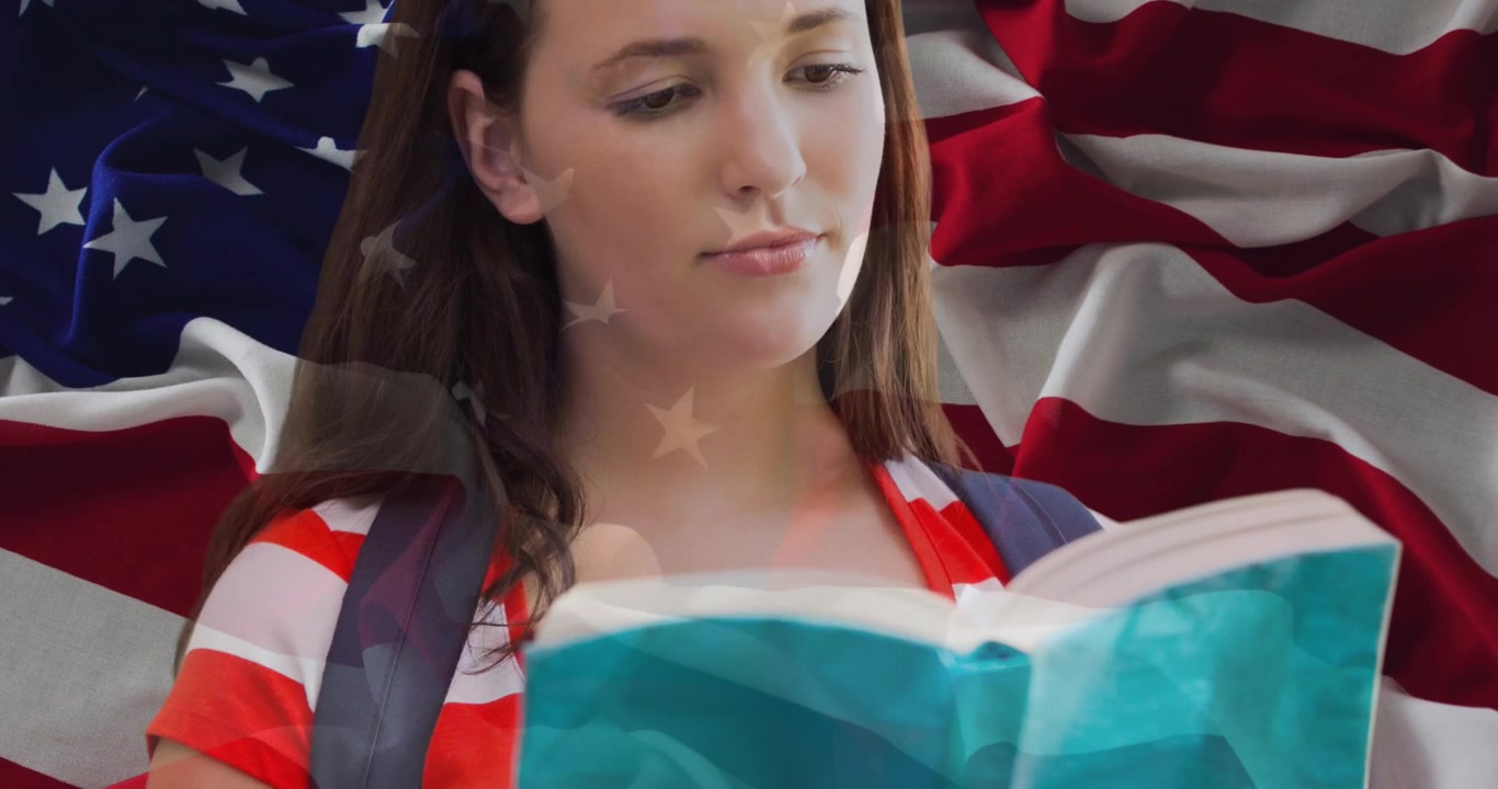 Giovane studente che legge un libro con sovrapposizione della bandiera americana