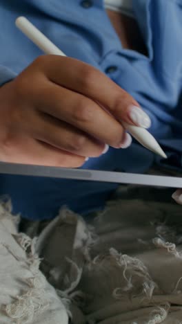 persona que usa un lápiz en una tableta