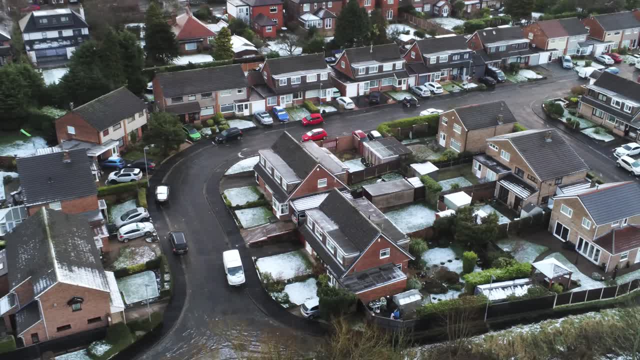 눈 덮인 공중 마을 주택가 동네 겨울 얼어붙은 북서쪽 집과 도로 조감도 돌리 오른쪽