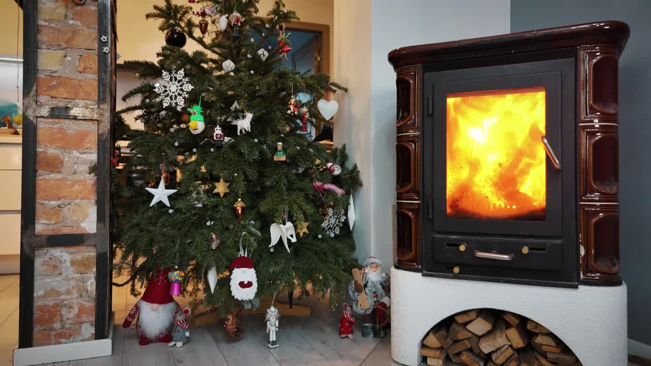 크리스마스 트리, 선물, 장식품, 꽃줄기 및 양말로 장식 된 벽난로와 함께 편안한 거실 인테리어의 따뜻한 분위기