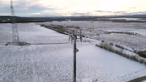 Un-Dron-Aéreo-En-órbita-De-360-Grados-Disparado-En-El-Campo-Durante-El-Invierno