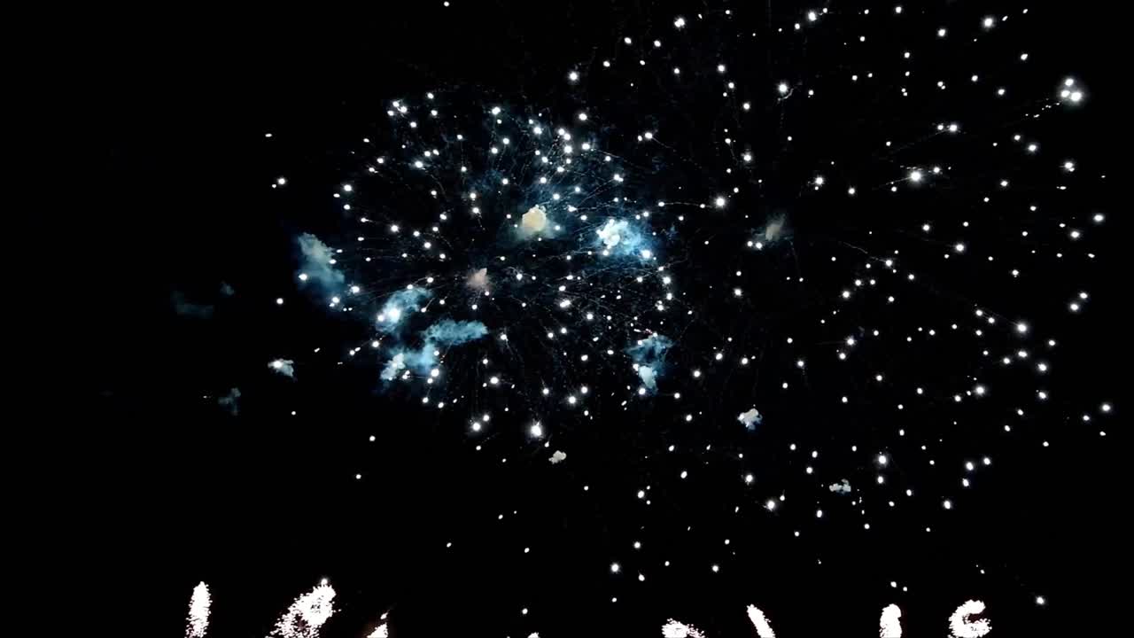 Fuochi d'Artificio Luminosi che Esplodono nel Cielo Notturno Nero
