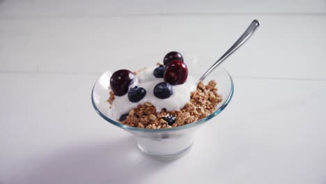 tazón de muesli de yogur, cerezas y arándanos para el desayuno 4k