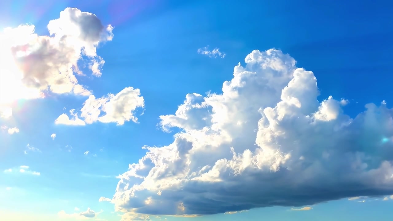 晴れた青空に広がる雄大な積乱雲と太陽の光線