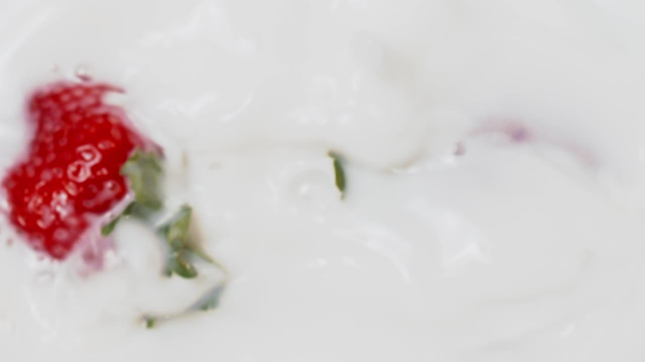 느린 동작으로 우유에 튀는 빨간 딸기