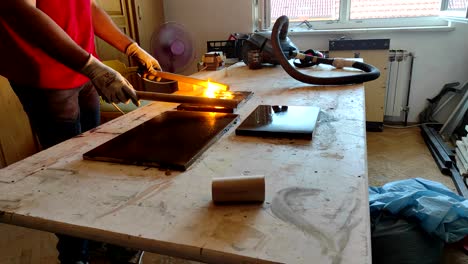 quema de madera con electricidad haciendo agujeros en la madera para crear un río y rellenando con resina epoxi