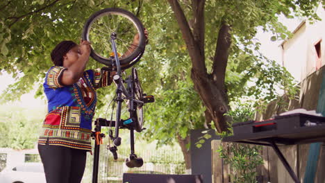 ciclista mujer sosteniendo la rueda de la bicicleta