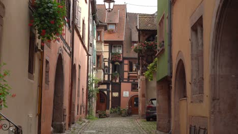 Die-Stadt-Riquewihr-Ist-Von-Mittelalterlichen-Befestigungsanlagen-Umgeben-Und-Wird-Von-Einer-Burg-Aus-Derselben-Zeit-überragt,-Die-Heute-Ein-Museum-Ist