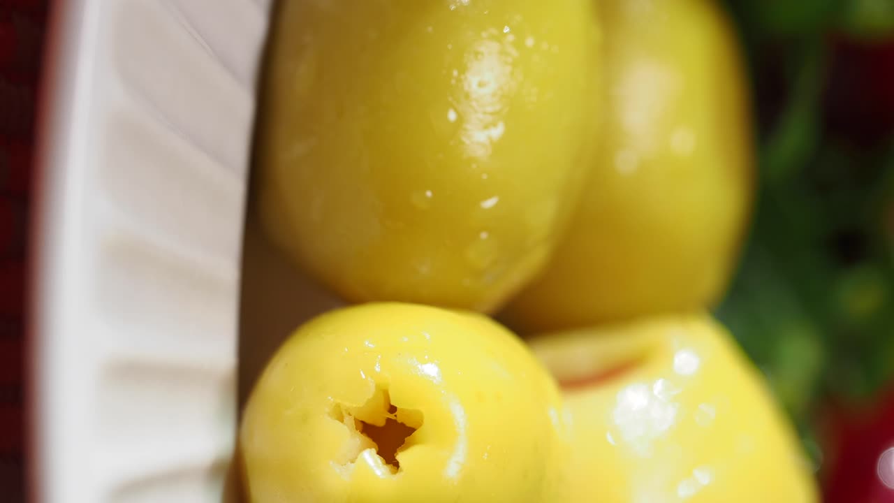 Primo piano di olive gialle conservate