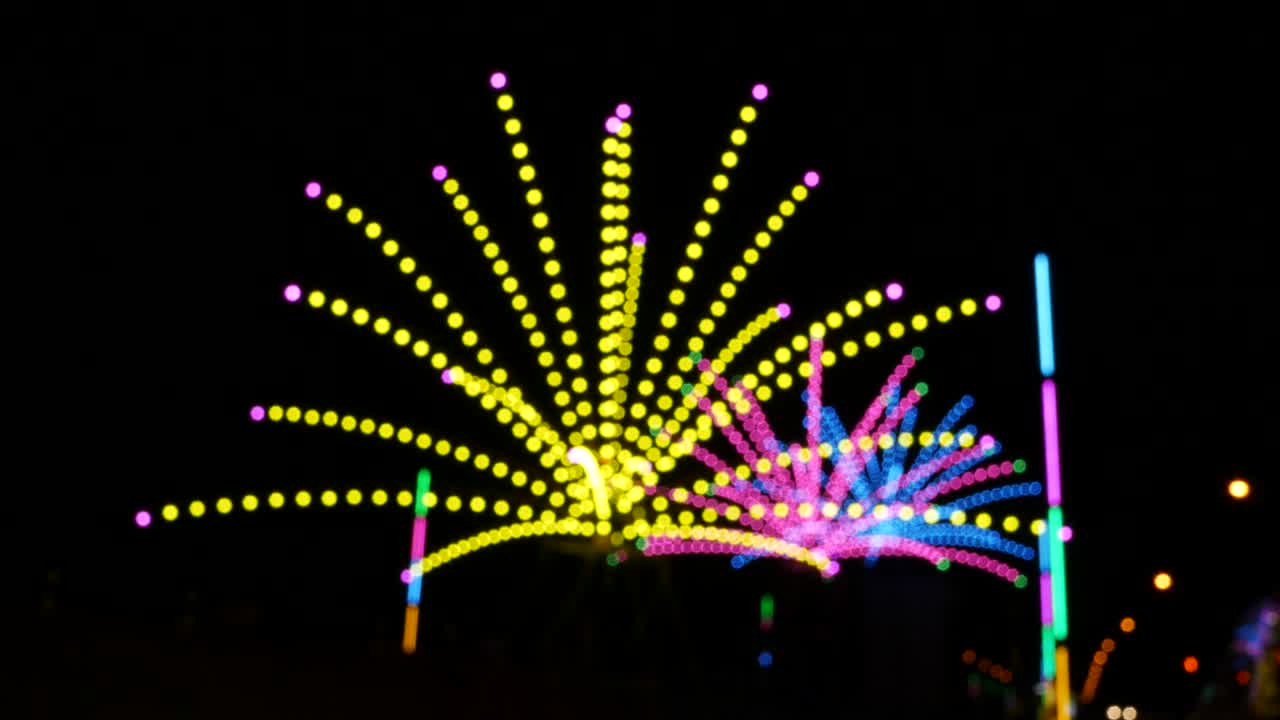 밤에는 파란색 효과의 빛이 있습니다.