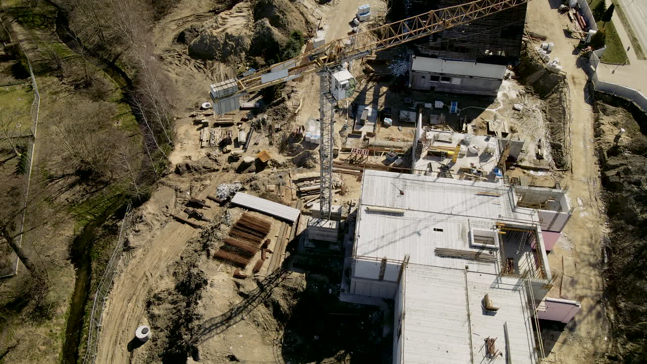 без людей на строительной площадке, современный строительный кран посреди строительной площадки