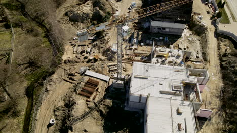no hay gente en el sitio de construcción, grúa de construcción moderna en medio de un sitio de construcción