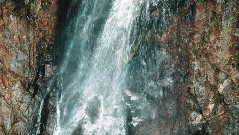 Flujo-De-Agua-De-Un-Pequeño-Arroyo.-Aire-Fresco