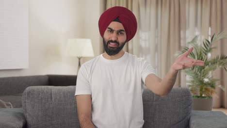 hombre indio sikh feliz hablando con la cámara