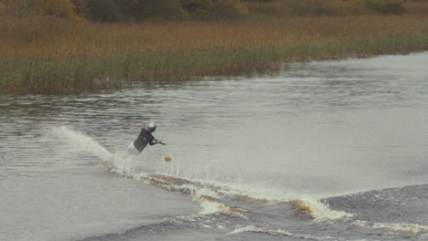 Wasserskifahrer,-Der-Um-Die-Boje-Schneidet