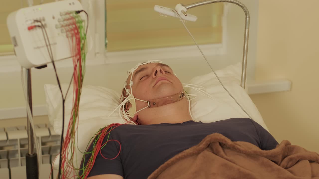 의료 센터에서 뇌 촬영을 사용하여 환자의 뇌 검사를 수행합니다.