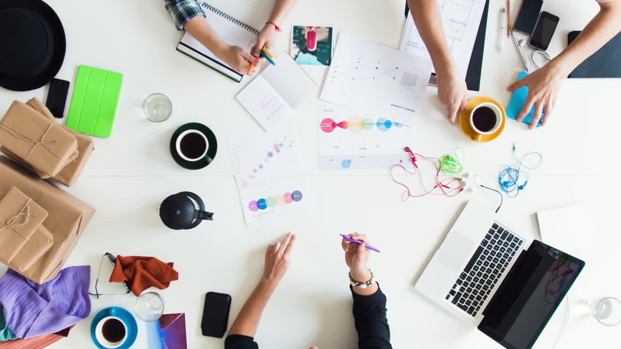 현대적 인 사무실 에서 팀 회의