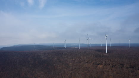 Luftdrohnen-Hyperlapse-Von-Bergwindkraftanlagen,-Die-Sich-Im-Wind-Und-In-Den-Wolken-Drehen