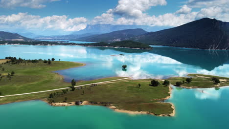 Unwirkliche-Landschaft-Des-Mediano-reservoirs-Huesca-Lagune-Spanien