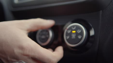 ajuste de los controles de clima del coche