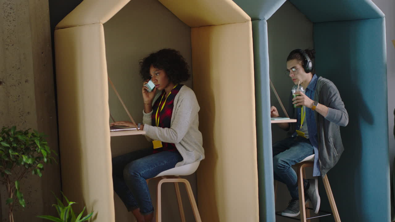 grupo diverso de estudiantes universitarios que trabajan compartiendo ideas creativas de negocios haciendo lluvia de ideas juntos disfrutando del estudio en un ocupado lugar de trabajo de oficina