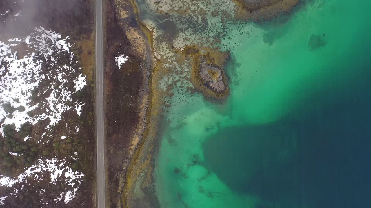 volando sobre lofoten en un día nevado con vistas al océano