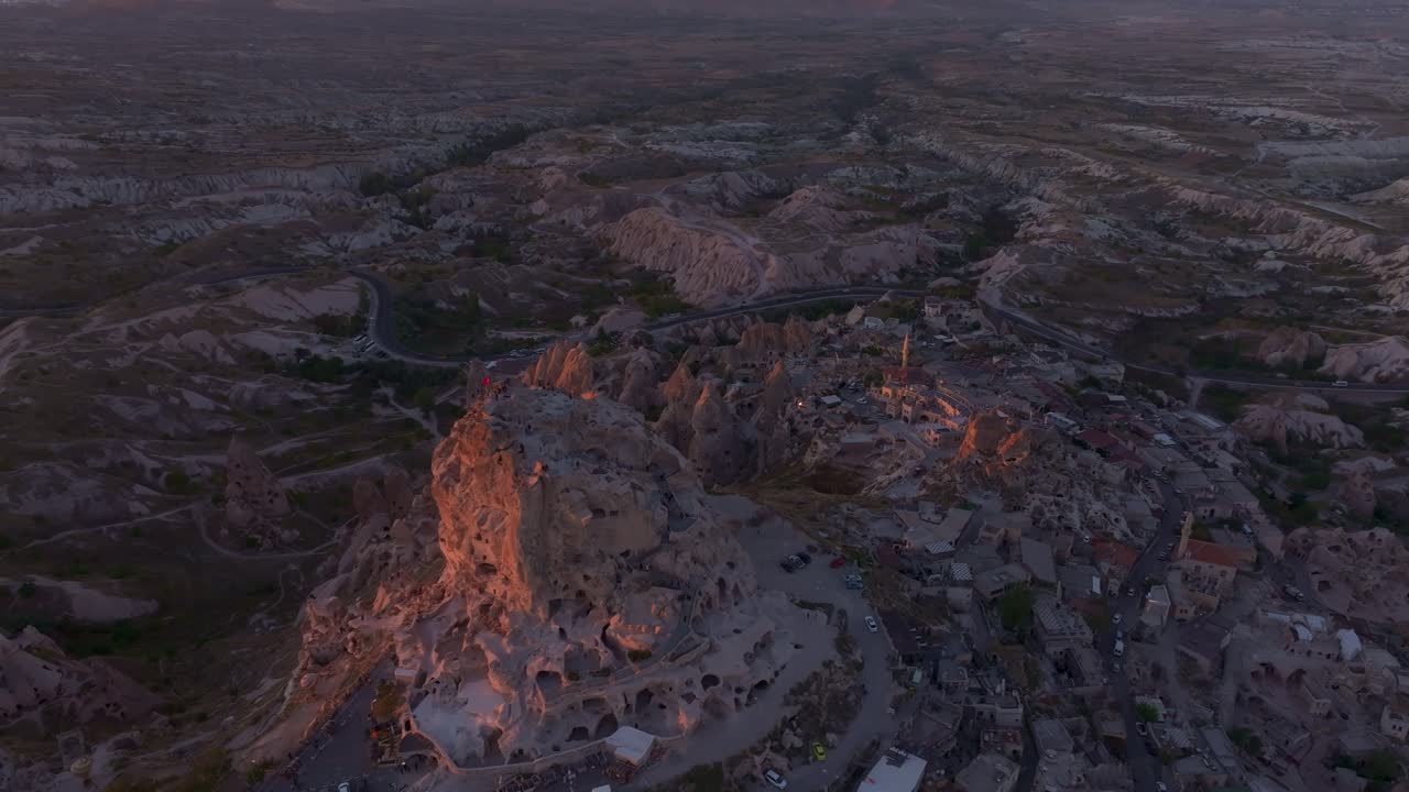 Nevşehirin auringonlasku luo upean taustan Uchisar-linnalle Turkissa.