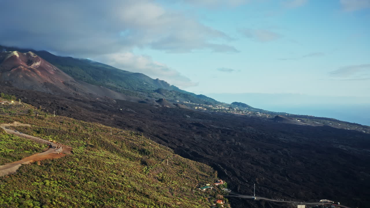 drone aéreo disparado sobre el volcán en erupción de tajogaite en la isla de la palma, islas canarias, españa. alta vista del cráter y el paisaje volcánico de atrás. terreno devastado de la lava.