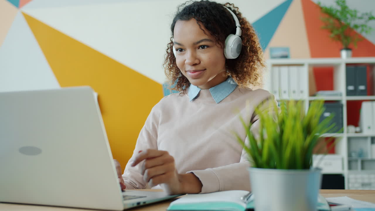 mujer joven trabajando en una computadora portátil