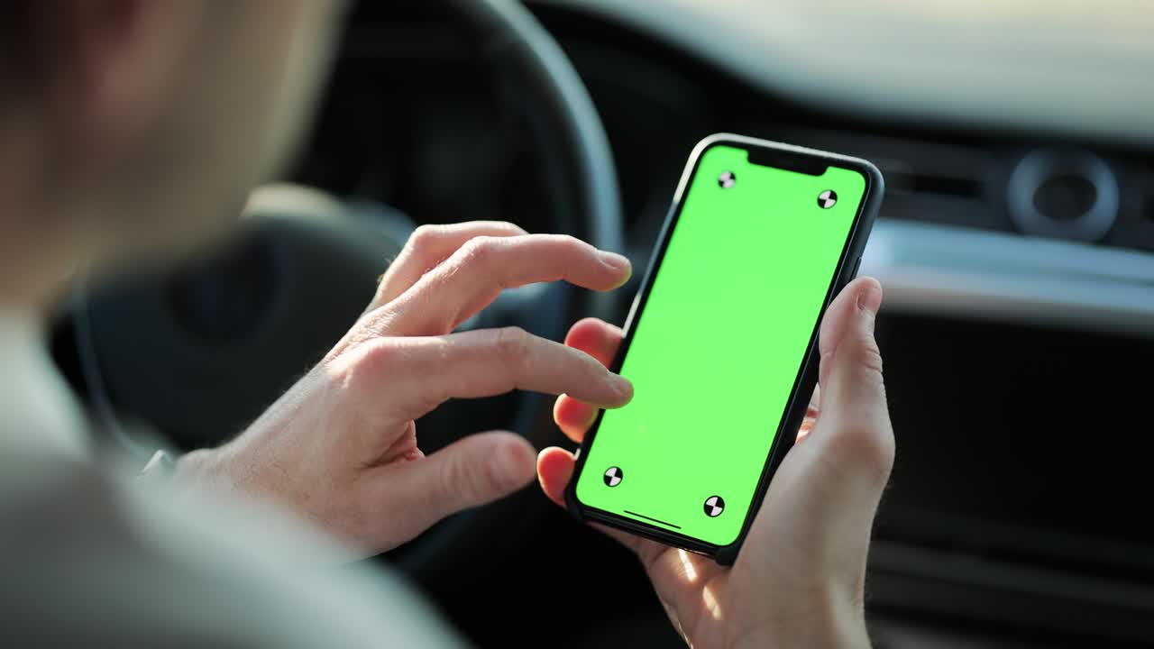 pantalla moderna de maqueta verde teléfono inteligente persona lo utiliza. tecla de croma con puntos de seguimiento de movimiento para un uso fácil. persona haciendo gestos: deslizar, tocar, empujar, desplazarse