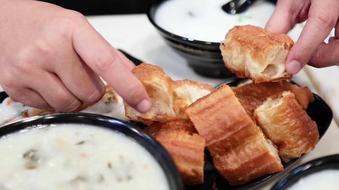 긴 반죽 막대기 와 함께 콘지 를 제공 하는 손