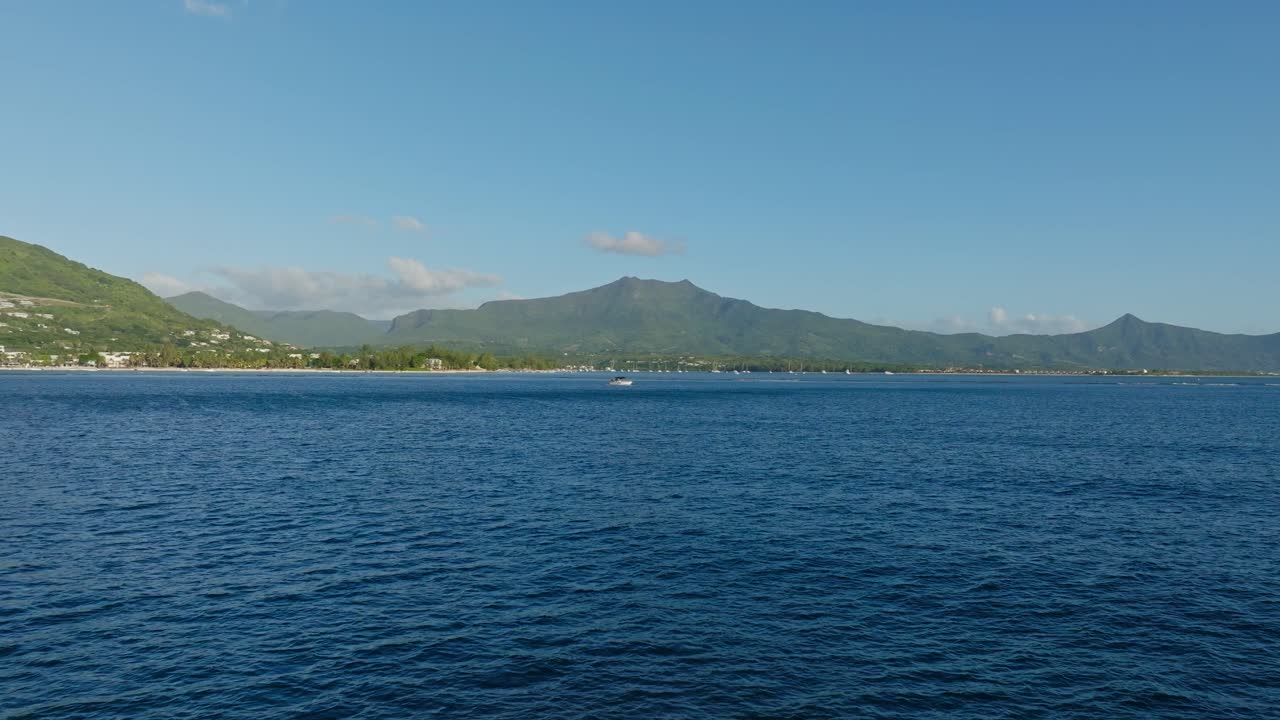 una fotografía de un barco anclado en un arrecife tranquilo en mauricio
