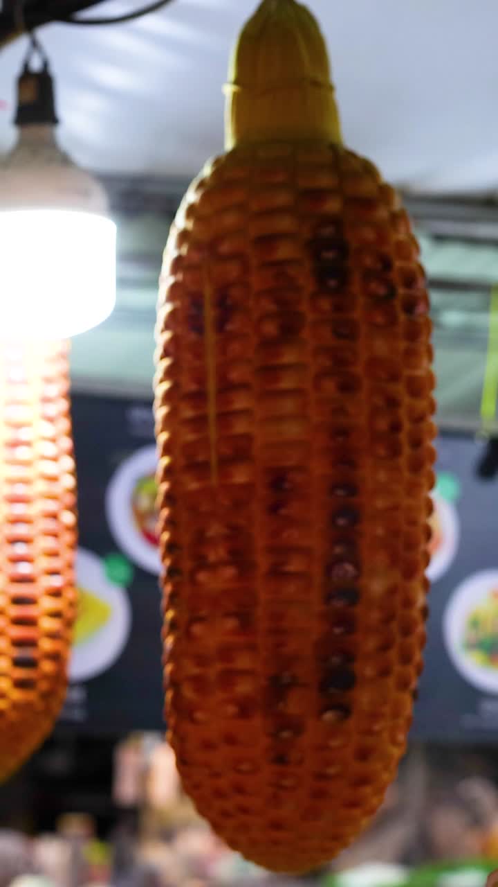 활기찬 야간 시장 에서 전시 된 그릴 옥수수