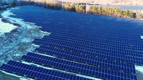 Vista-Aérea-4k-De-Una-Granja-De-Paneles-Solares-Que-Convierte-Energía-Solar-En-Electricidad-Para-Obtener-Energía-Verde